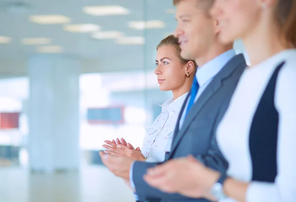 Gli uomini d'affari sorridenti applaudono una buona presentazione in ufficio — Foto Stock