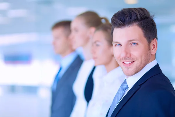 Sonriente equipo de negocios exitoso de pie en la oficina — Foto de Stock