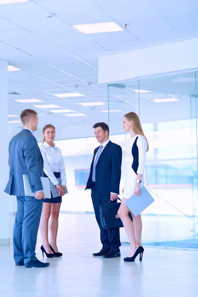 Glimlachend succesvol bedrijf team staande in office — Stockfoto