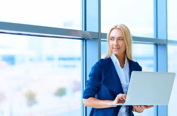 Kobieta stojąc przed okno biura elektrowni fotowoltaicznej — Zdjęcie stockowe