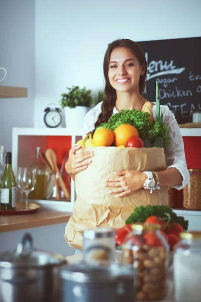 Jonge vrouw met boodschappentas met groenten — Stockfoto