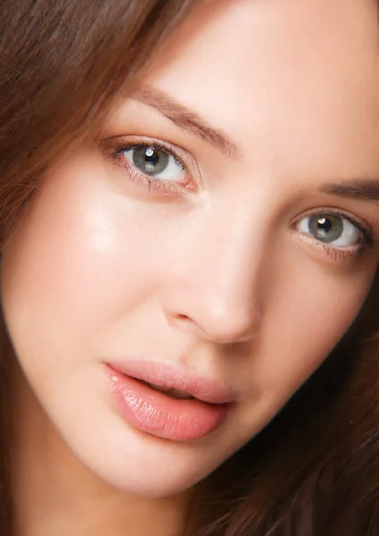 Retrato de cerca de la hermosa cara de mujer joven. Aislado sobre fondo blanco. — Foto de Stock