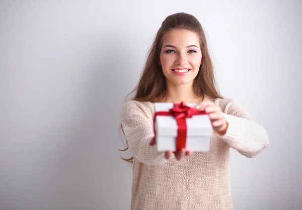 Genç kadın mutlu gülümseme hediye kutusu elinde tut — Stok fotoğraf