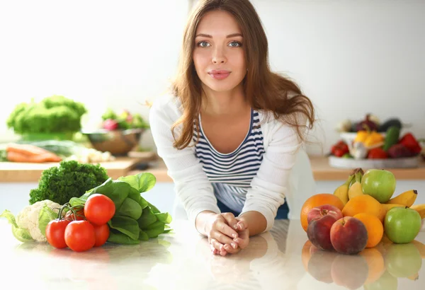 Junge Frau sitzt neben Schreibtisch in der Küche — Stockfoto