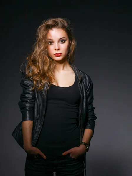 Retrato de una hermosa mujer con collar —  Fotos de Stock