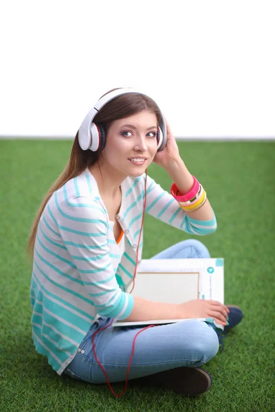 Mulher ouvindo a música — Fotografia de Stock