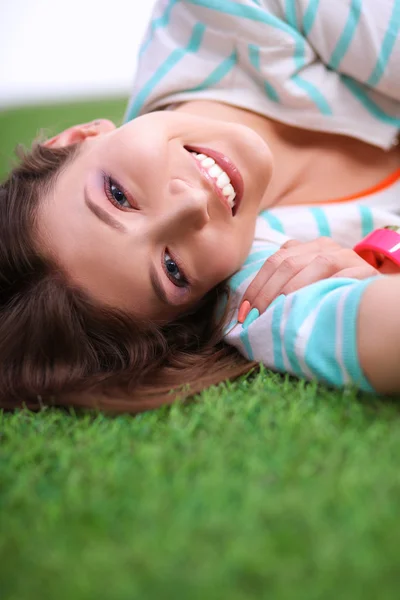 Hermosa mujer joven acostada sobre hierba verde —  Fotos de Stock