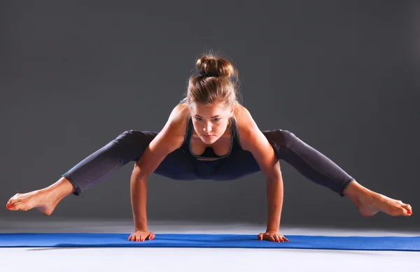 Portrait de fille sportive faisant du yoga exercice d'étirement — Photo