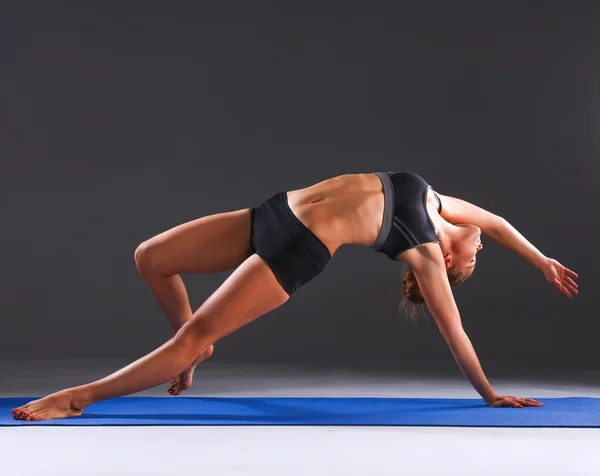 Retrato de chica deportiva haciendo ejercicio de estiramiento de yoga —  Fotos de Stock