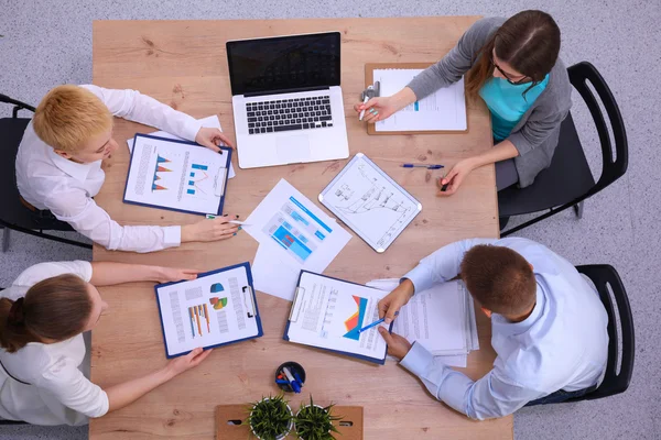 Geschäftsleute sitzen und diskutieren bei Geschäftstreffen, im Büro — Stockfoto