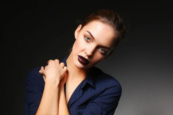 Retrato de belo rosto de mulher jovem. Isolado em fundo preto — Fotografia de Stock