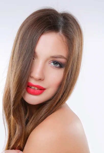 Retrato de una hermosa joven. Aislado sobre fondo blanco —  Fotos de Stock