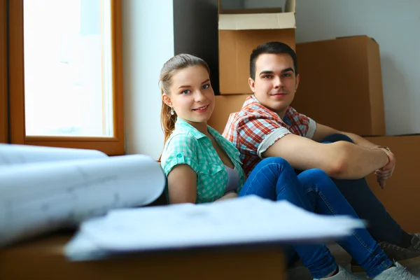 Portré fiatal párról, akik új otthonba költöznek — Stock Fotó