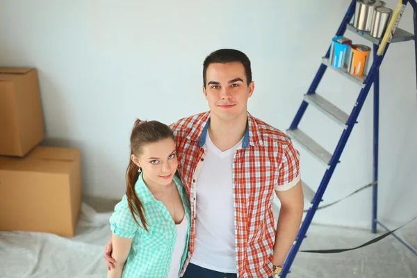 Portrét mladého páru stěhujícího se do nového domova — Stock fotografie