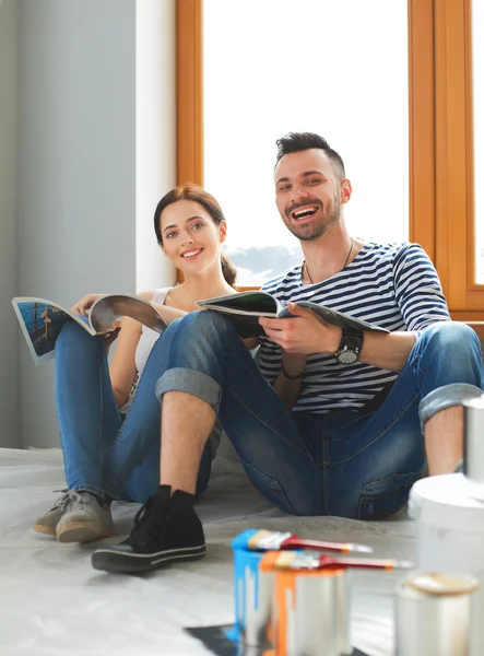 Jurnal seyir ve birbirlerine gülümseyen ev katta oturan çekici çift.