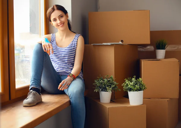 Pencere yeni evde oturan kız