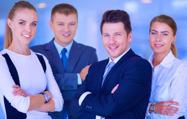 Başarılı iş takım ayakta Office gülümseyen