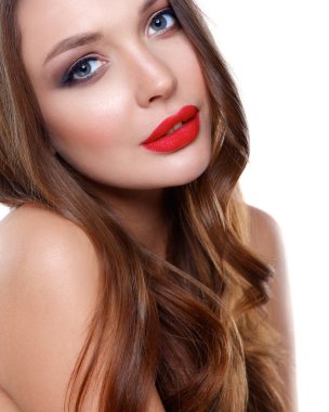 Güzel genç kadın portresi. Beyaz arka plan üzerinde izole