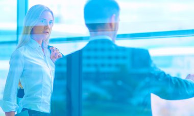 Başarılı iş takım ayakta Office gülümseyen