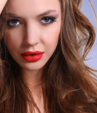 Güzel genç kadın portresi. Gri arka plan üzerinde izole