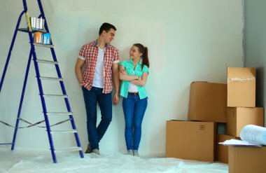 Yeni eve taşınan genç çiftin portresi.