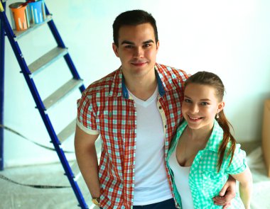 Yeni eve taşınan genç çiftin portresi.