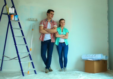 Yeni eve taşınan genç çiftin portresi.