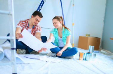 Genç çift daire planı ile katta oturan