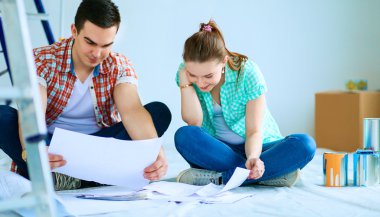 Genç çift daire planı ile katta oturan