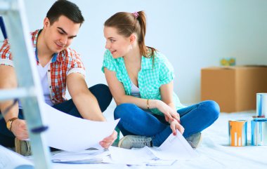 Genç çift daire planı ile katta oturan