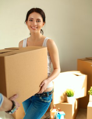 Mutlu genç çift açma veya kutu ambalaj ve yeni evine taşıdıktan