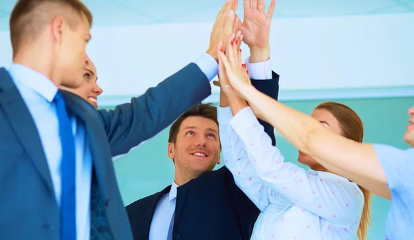 Mensen uit het bedrijfsleven met hun handen samen in een cirkel — Stockfoto