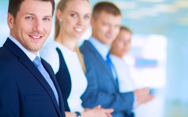 Lächelnde Geschäftsleute, die eine gute Präsentation im Büro beklatschen — Stockfoto