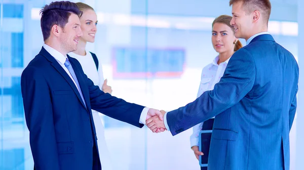 Volledige beeld van twee succesvolle zakenmannen schudden handen met elkaar — Stockfoto