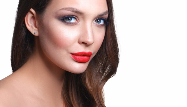 Портрет красивой молодой женщины. Изолированный на белом фоне
