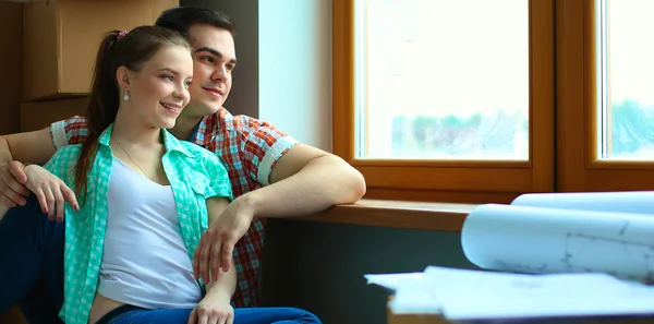 Retrato de pareja joven mudándose en un nuevo hogar — Foto de Stock