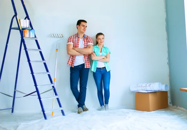 Retrato de pareja joven mudándose en un nuevo hogar —  Fotos de Stock