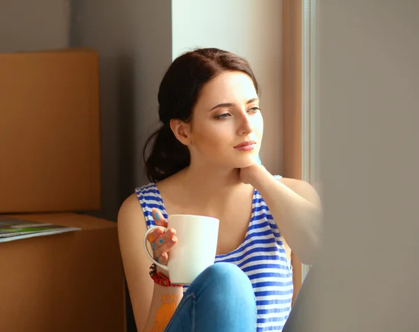 Fille assise sur le rebord de la fenêtre à la nouvelle maison — Photo