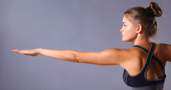 Ritratto di ragazza sportiva che fa esercizio di stretching yoga — Foto Stock