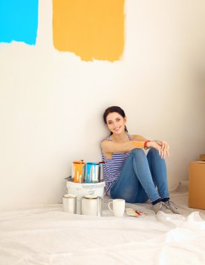 kadın boya renk örneğini yeni ev ahşap yerde oturmak için seçim