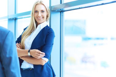 Başarılı iş takım ayakta Office gülümseyen