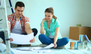 Genç çift katta oturan ve onlar hakkında tasarruf hesaplama