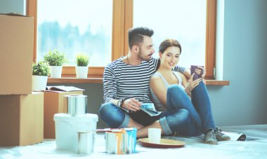 Jurnal seyir ve birbirlerine gülümseyen ev katta oturan çekici çift.