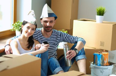 Yeni eve taşınan genç çiftin portresi.