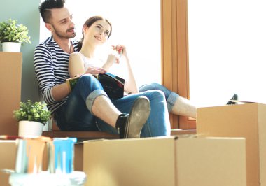 Yeni eve taşınan genç çiftin portresi.