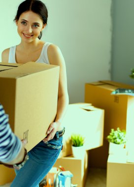 Mutlu genç çift açma veya kutu ambalaj ve yeni evine taşıdıktan