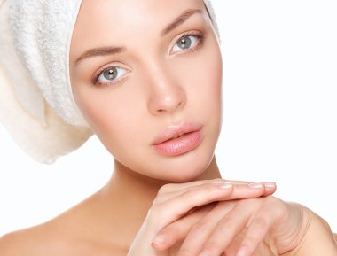 güzel bir kadın başını beyaz zemin üzerine bir havlu ile