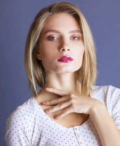 Portret van een leuke vrouw in trui thuis — Stockfoto