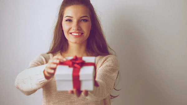 Junge Frau glücklich lächelnd Geschenkbox in den Händen halten — Stockfoto