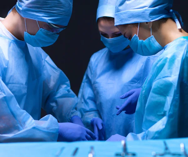 Teamchirurg aan het werk in de operatiekamer. — Stockfoto